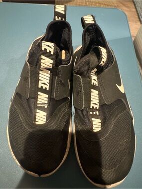 Nike Boys Black Slip-On Athletic Sneakers White Swoosh Size 12.5 Little Kid